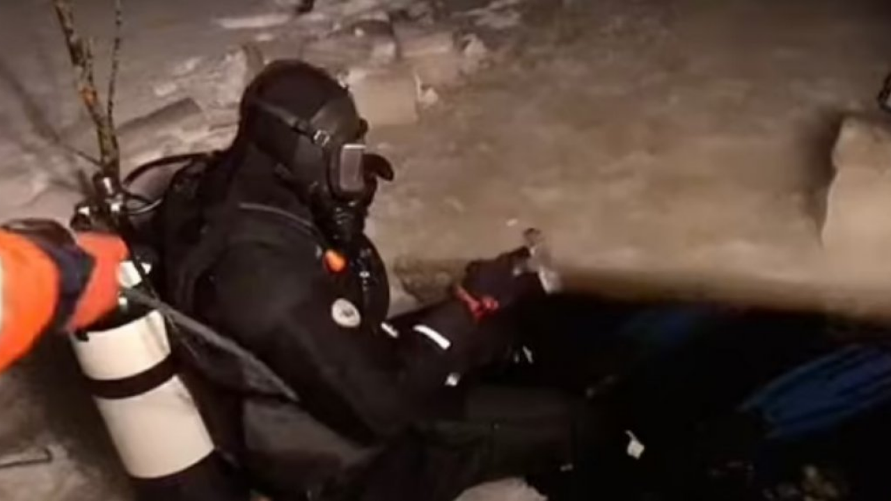 Buz tutan nehre giren kadın kayboldu